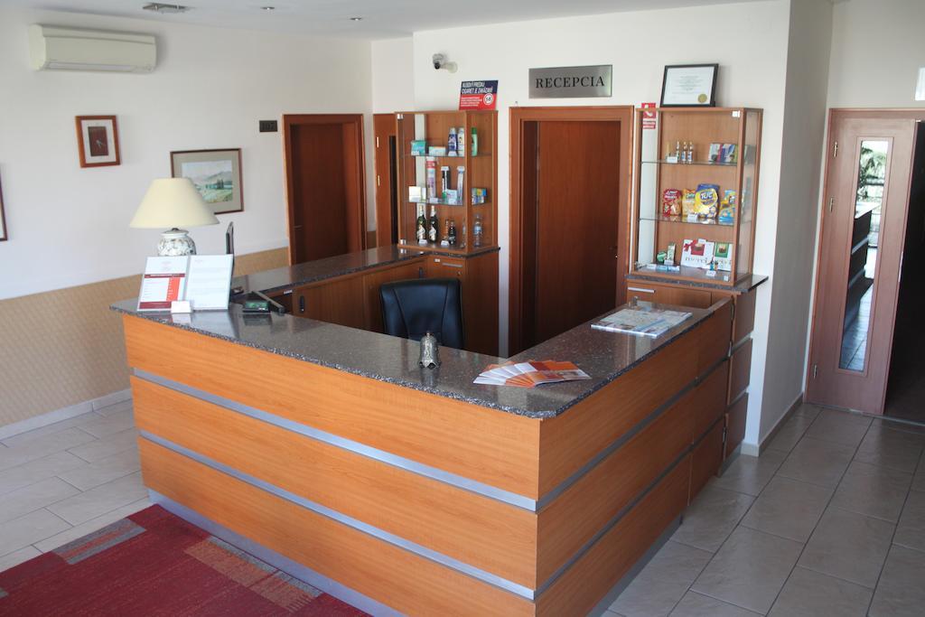 Hotel Dominika Bratislava Buitenkant foto