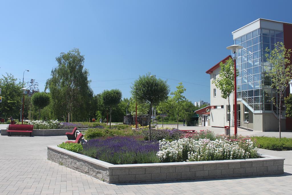 Hotel Dominika Bratislava Buitenkant foto