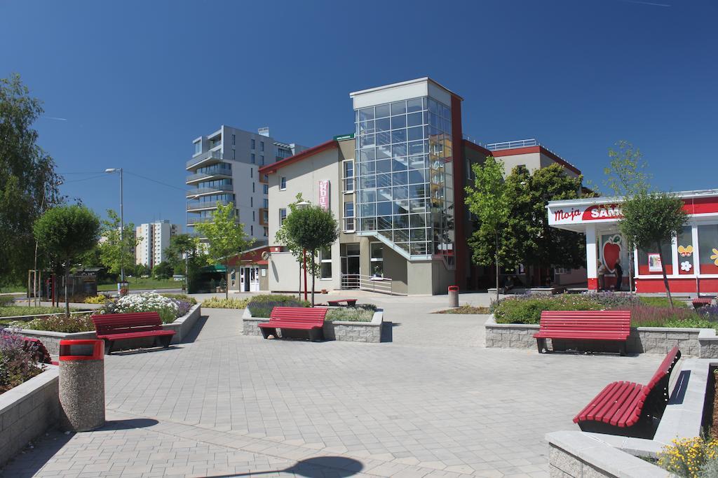 Hotel Dominika Bratislava Buitenkant foto