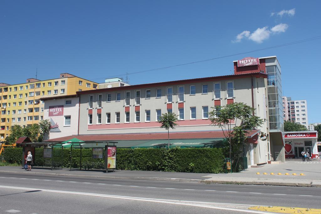 Hotel Dominika Bratislava Buitenkant foto