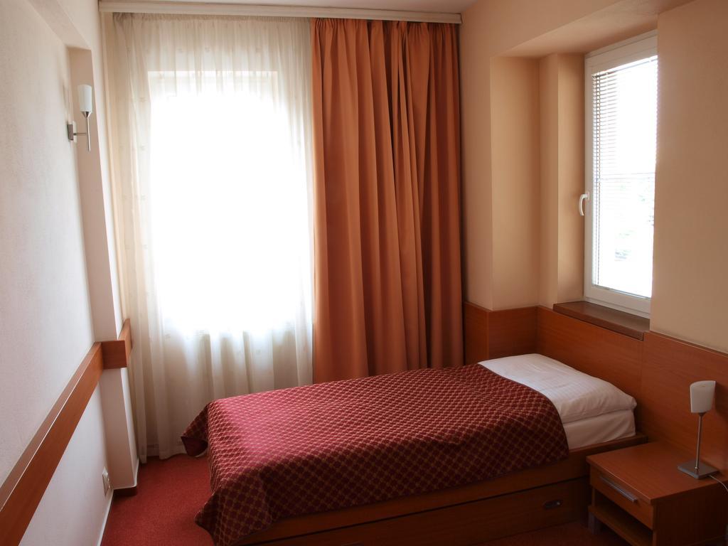 Hotel Dominika Bratislava Buitenkant foto